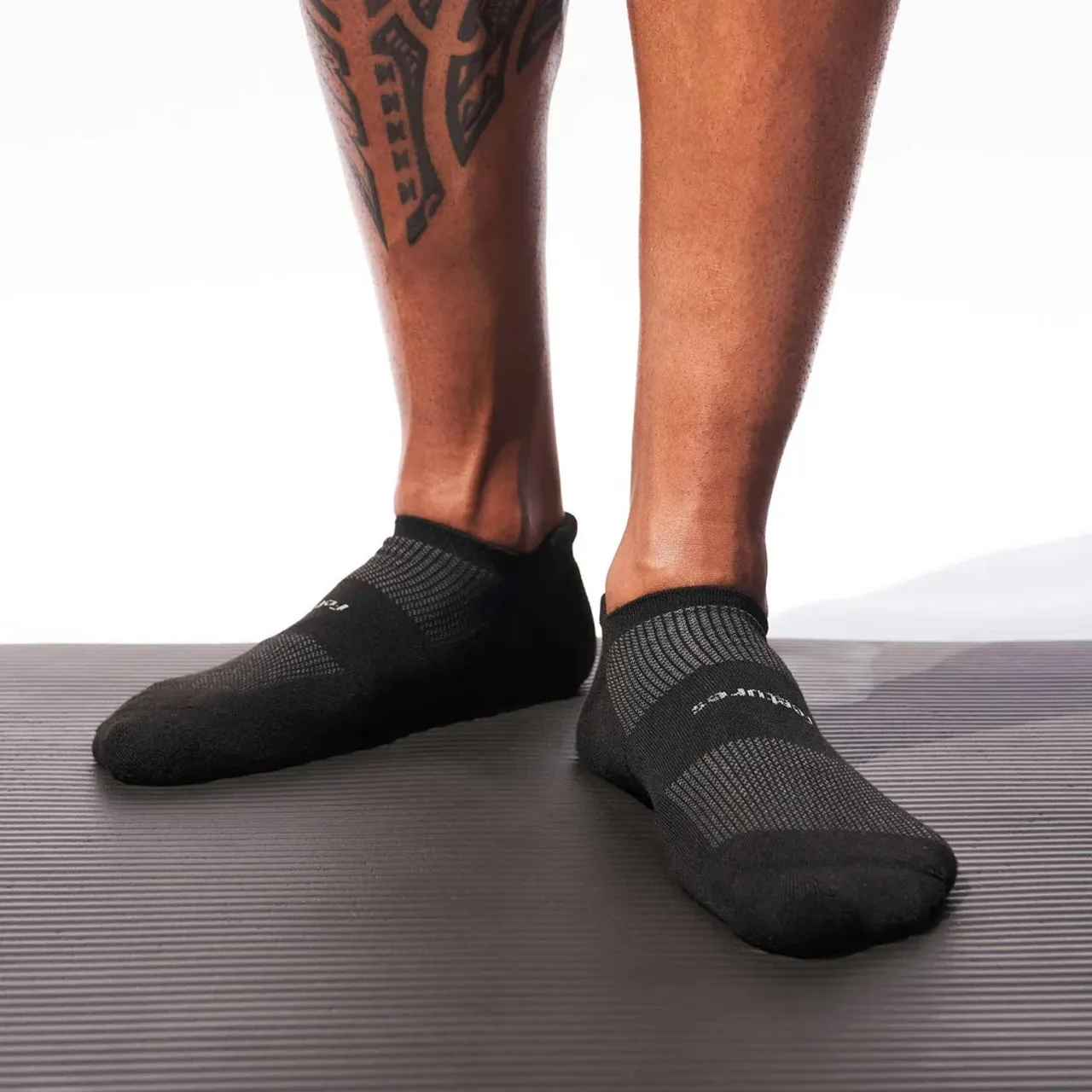 Feetures High Performance Max Cushion No Show Tab Socks - 2025