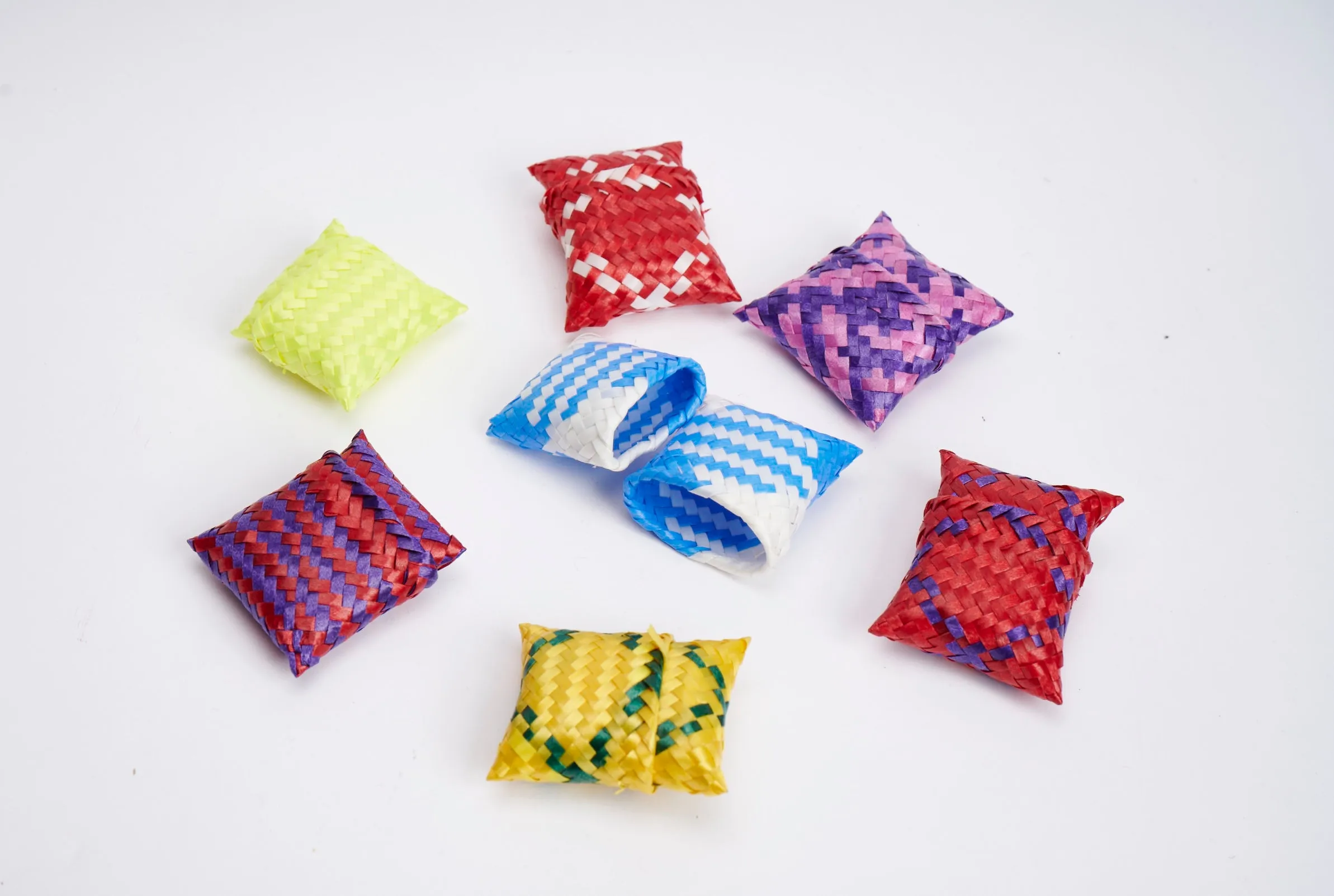 Mini woven straw basket pouches