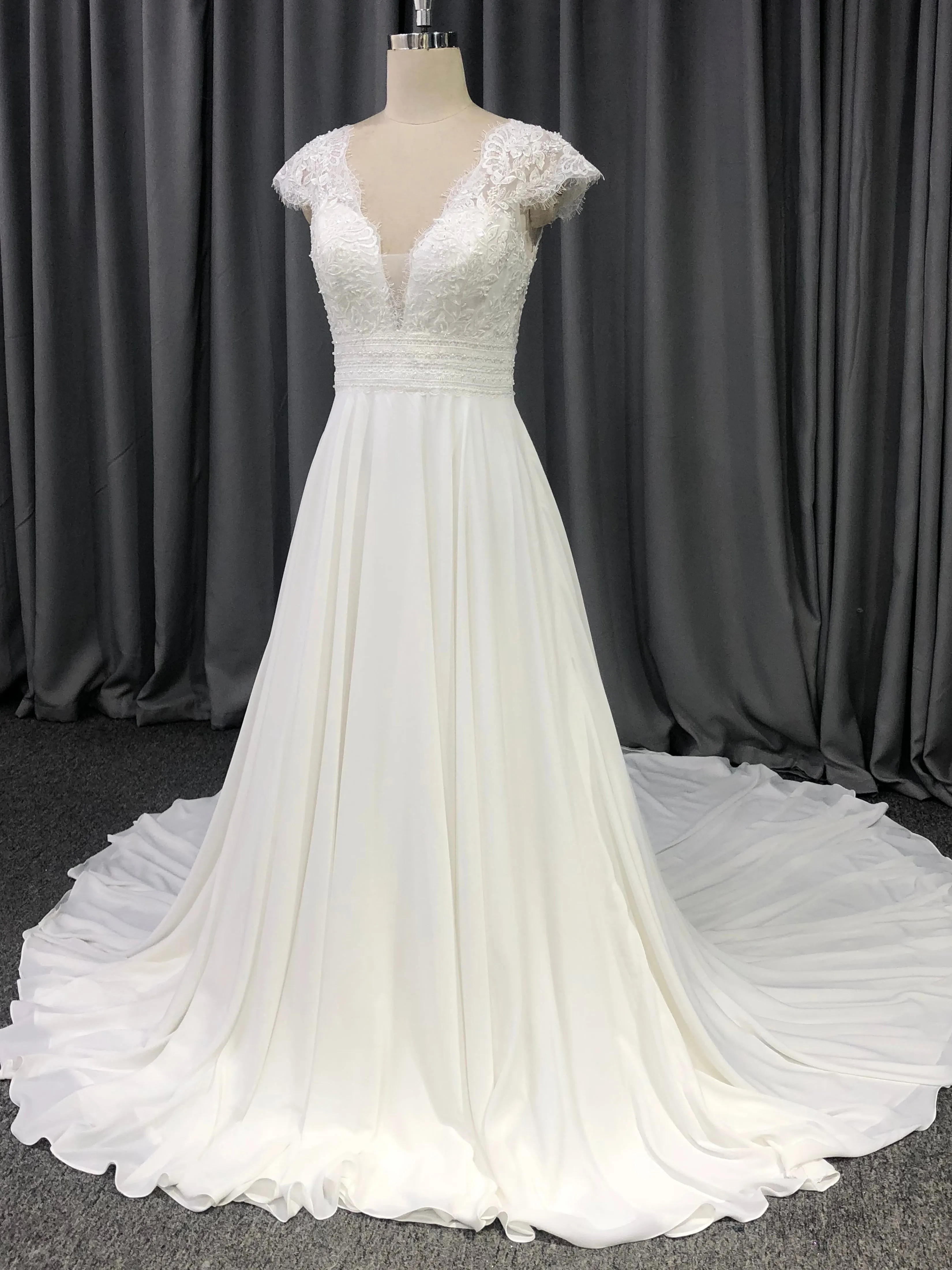 Robe trapèze Col V  Dentelle&Mousseline Robe de Mariée avec la courte traîne