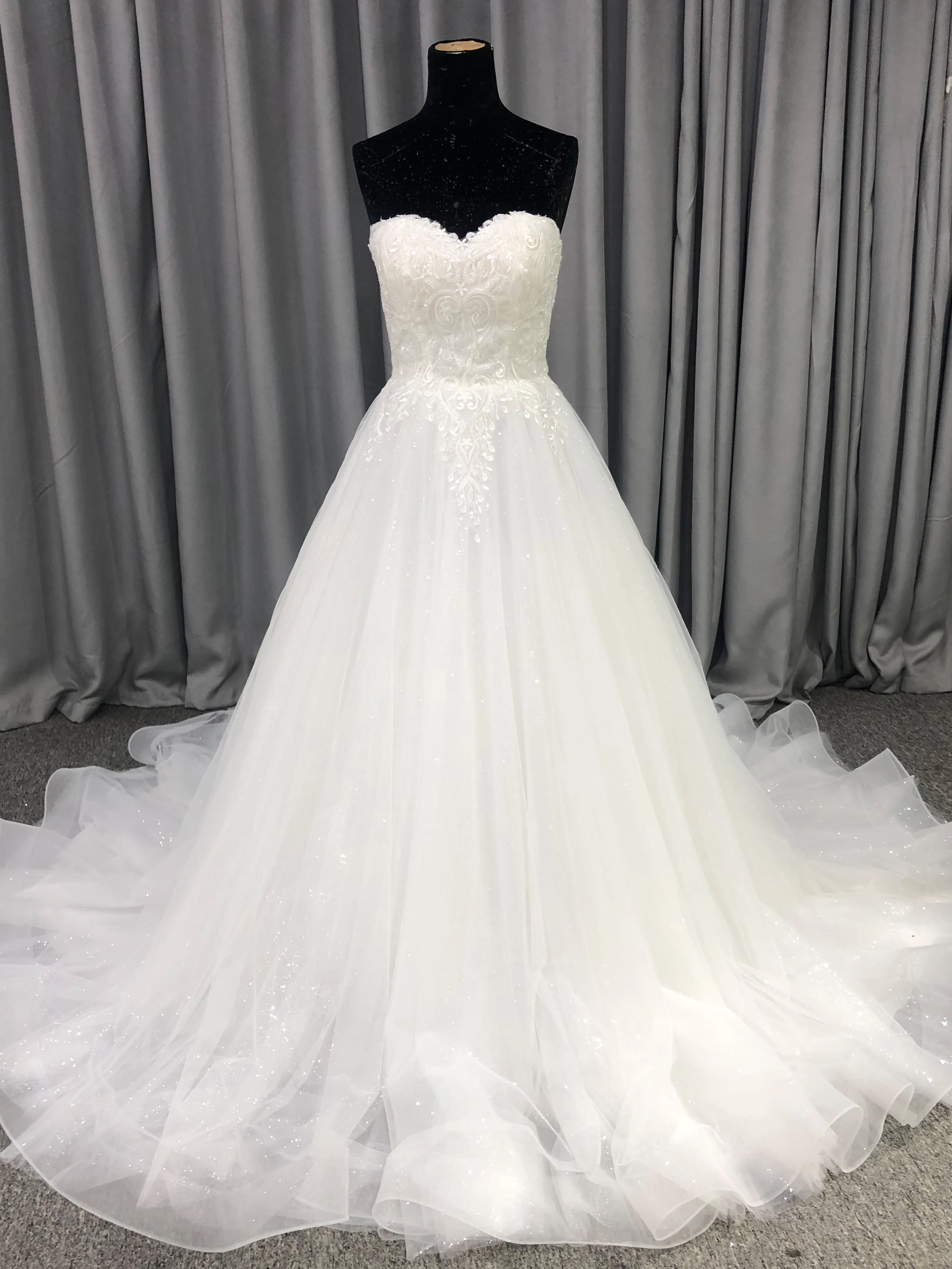 Trapèzes Sans bretelles Dentelle Tulle Robe de Mariée avec Traîne de Balayage