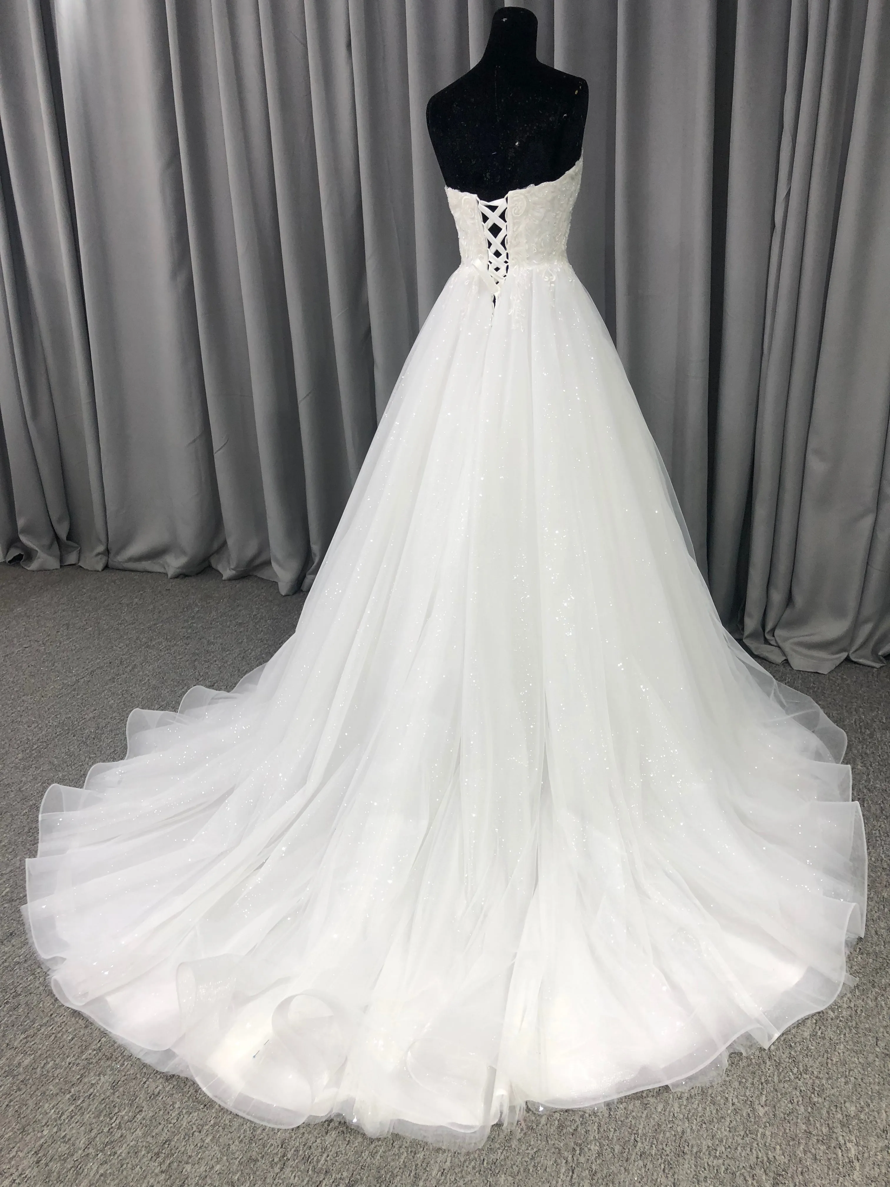 Trapèzes Sans bretelles Dentelle Tulle Robe de Mariée avec Traîne de Balayage